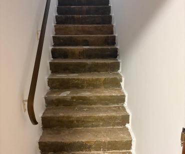 Ancien escalier avant son habillage en PVC effet bois